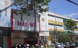 Cháy cửa hàng giày: Con trai ôm di ảnh cha mẹ và em gái gào khóc thảm thiết