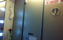 Khách Hàn Quốc trốn vào toilet hút thuốc trên máy bay