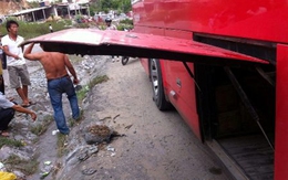 Nắp gầm xe khách bật tung, bé trai trên xe đạp tử nạn