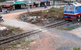 Ô tô chở 20 khách đâm tàu hỏa, 11 người bị thương