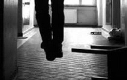 Chủ nhà nghỉ kinh hãi phát hiện khách nữ chết treo cổ