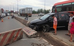 Xế hộp tông dải phân cách, 3 mẹ con may mắn thoát chết