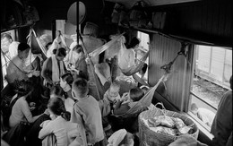 Cảnh mắc võng, nấu ăn cực hiếm trên chuyến tàu Sài Gòn - Nha Trang năm 1952