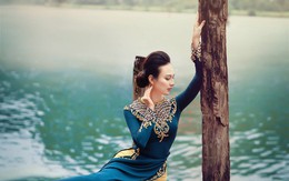 Ngọc Diễm quyến rũ với áo dài ren cách tân