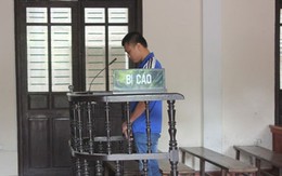 Thấy vợ rút dao ra, nhảy vào xiết cổ vợ đến chết