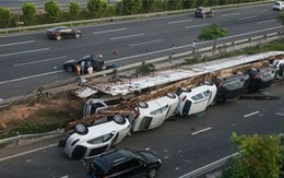 Lật xe moóc, 11 siêu xe rơi xuống đường