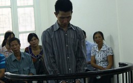 Hung thủ đâm chết con đẻ bật khóc thành tiếng tại tòa