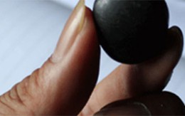 Cháu quấy khóc, bị cậu nhét than vào miệng dẫn đến tử vong