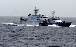 Tàu Trung Quốc treo biểu ngữ nhắc đến hòa bình