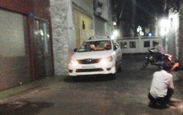 Chục người nâng taxi cứu bé gái 3 tuổi kẹt dưới gầm