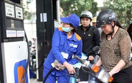 Xăng giảm giá lần đầu tiên trong năm