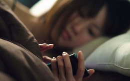Tác hại khôn lường khi để điện thoại trên giường ngủ