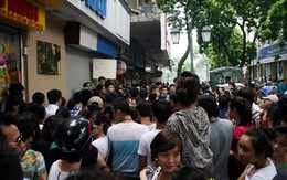 Tắc đường vì đổ xô đi mua hàng hiệu giảm giá