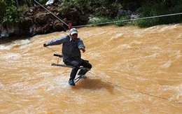 Nước dâng cao, dân liều mình đu dây qua suối