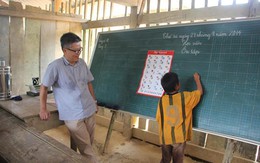 Giáo sư Ngô Bảo Châu đi dép tổ ong “dạy học”