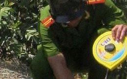 Nhảy khỏi xe mẹ lao vào đường ray, bé 3 tuổi bị tàu tông chết