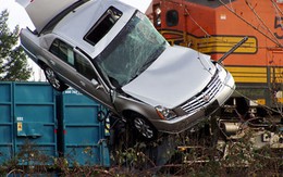 Hải Dương: Tàu hỏa húc taxi bay xuống ao