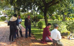 Người đàn ông chết trong tư thế treo cổ ở công viên