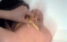 Bị tống tình, thiếu nữ nhục nhã cởi quần áo để bạn trai quay clip