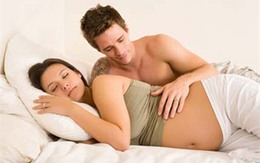 "Chuyện ấy" sau sinh: Vợ thèm, chồng né