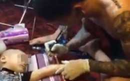 Bố dẫn con 4 tuổi đi xăm hình gây nhiều tranh cãi