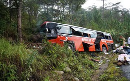 Kinh hoàng xe đâm vách núi, 14 người thương vong