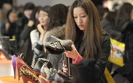 Mặc sành điệu, mặt dày phấn mới được mua hàng hiệu?