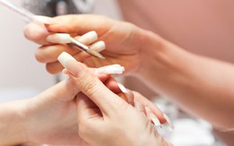 Keo gắn móng tay giả chứa độc tố gây vô sinh