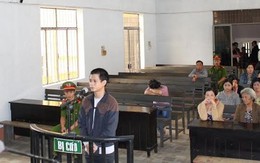 Đâm bạn nhiều nhát rồi mang dao đi rửa