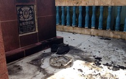 Người đàn ông tự thiêu bên mộ cha