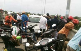 Cô gái lái xế hộp nhảy cầu khi nước đang chảy xiết