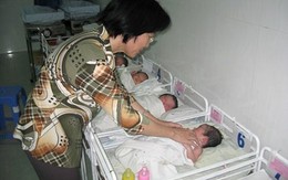 Bé gái sơ sinh không quần áo bị bỏ rơi ở chợ