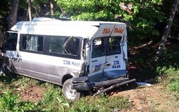 Xe khách bị húc xuống vực, tài xế bất động trên vô lăng