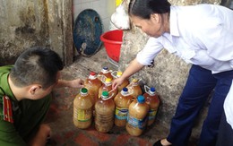 Hà Nội: Kinh hoàng xưởng sản xuất hơn 1.000 lít mỡ lợn không rõ nguồn gốc