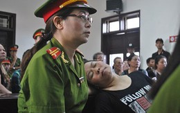 Phiên tòa náo loạn vì bị cáo lao đầu vào tường tự sát
