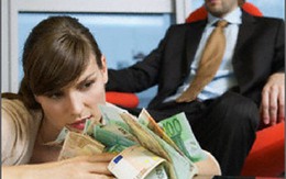 Vợ sắp cưới đong đưa với trai để… moi tiền