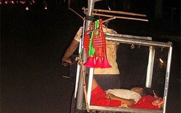 Xúc động bức ảnh mẹ chở con ngủ trong thùng hàng rong