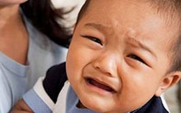 Nhiều người bế, trẻ sơ sinh "phải vía"?