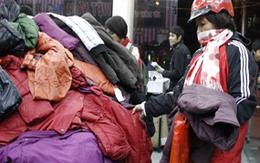 Áo phao “cháy” giữa trời rét hại 