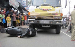 Đến trường đón con, một phụ nữ bị xe tải cán chết