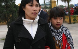 Người phụ nữ cuối năm chống nạng đến tòa 
