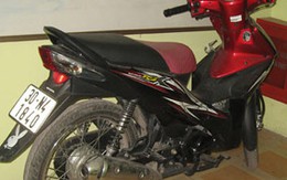 Hà Nội: Kéo lê bạn gái 300m bằng xe máy giữa mưa rét