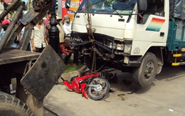 Xe tải mất phanh cán chết thiếu nữ