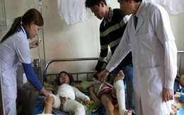 Chơi keo con voi, 2 bé trai bỏng nặng