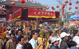 Đi chùa Bà tóm được “Sở Khanh”