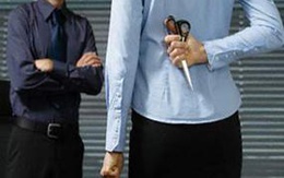 Tiếp viên bị “vạch mặt“ vì già và... xấu