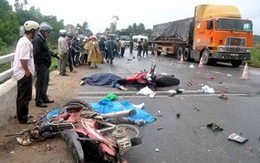 Xe tải tông xe máy, vợ chồng chết thảm 