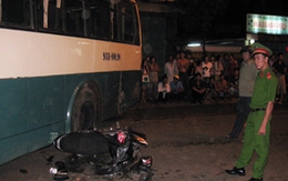 Cha đụng ôtô, bé trai văng xa hàng chục mét