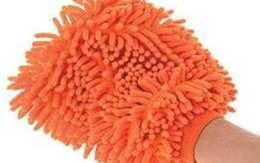 Dọn dẹp nhà với găng tay thấm nước