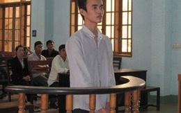 Đợi người lớn vắng nhà, hiếp dâm bé 7 tuổi